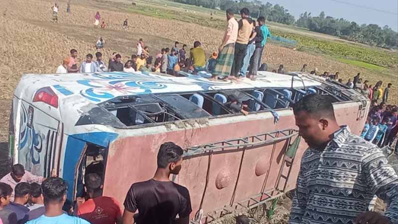 নিয়ন্ত্রণ হারিয়ে খাদে যাত্রীবাহী বাস