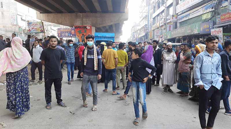 ঢাকা-টাঙ্গাইল মহাসড়ক অবরোধ করে শ্রমিকদের বিক্ষোভ