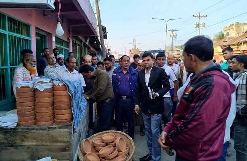 লালমোহনে অবৈধভাবে ফুটপাত দখলকারীদের ১৪ হাজার টাকা জরিমানা