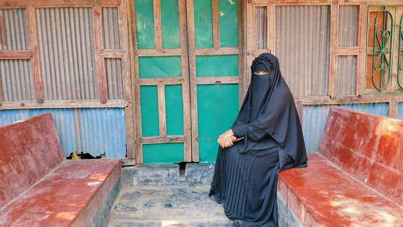 বিয়ের দাবিতে প্রেমিকের বাড়ীতে এক সন্তানের জননীর অনশন