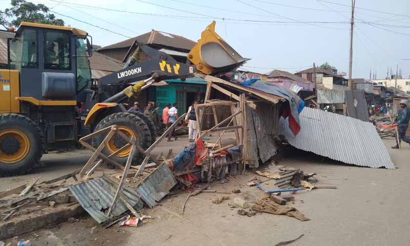 লালমোহনে ফুটপাতের অবৈধ দেড় শতাধিক দোকানপাট উচ্ছেদ অভিযান