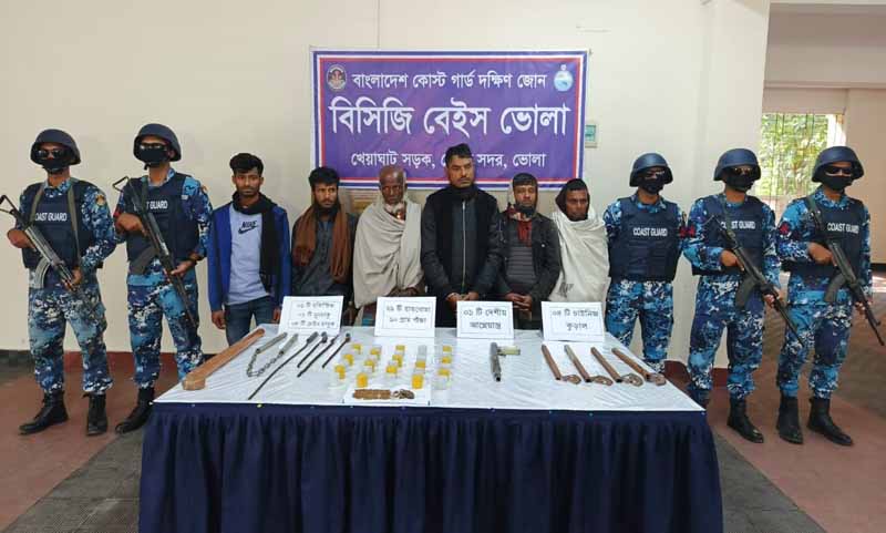 ভোলায় বিপুল পরিমানে অস্ত্র, হাতবোমাসহ ৬ দুর্ধর্ষ সন্ত্রাসী আটক