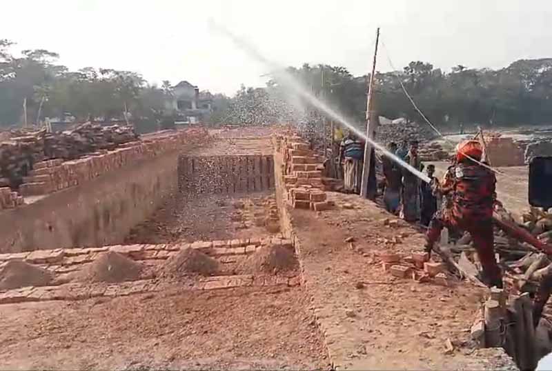 মনপুরায় অবৈধ ইটভাটায় আড়াই লাখ টাকা জরিমানা ও কার্যক্রম বন্ধের নির্দেষ