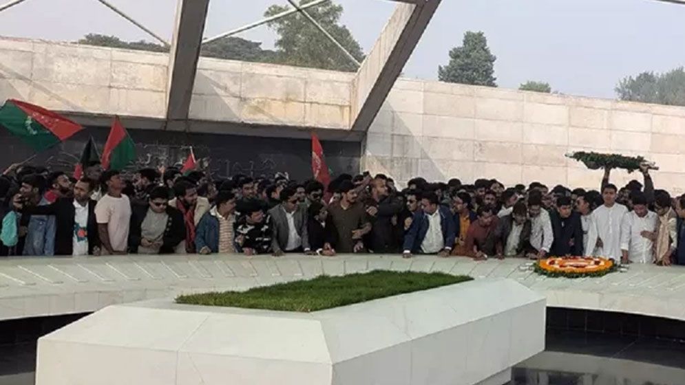 প্রতিষ্ঠাবার্ষিকীতে জিয়ার মাজারে ছাত্রদল