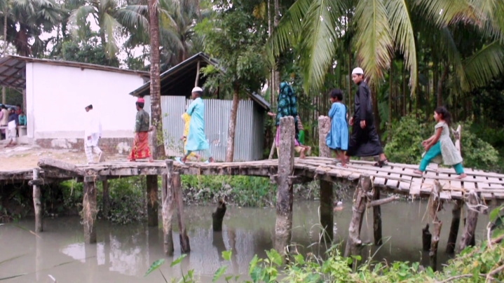 ব্রীজ না থাকায় দূর্ভোগে দুই গ্রামের মানুষ কয়েক হাজার মানুষ