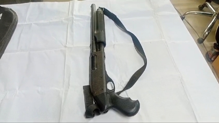 বিদ্যালয়ের খেলার মাঠ থেকে আগ্নেয়াস্ত্র শটগান উদ্ধার