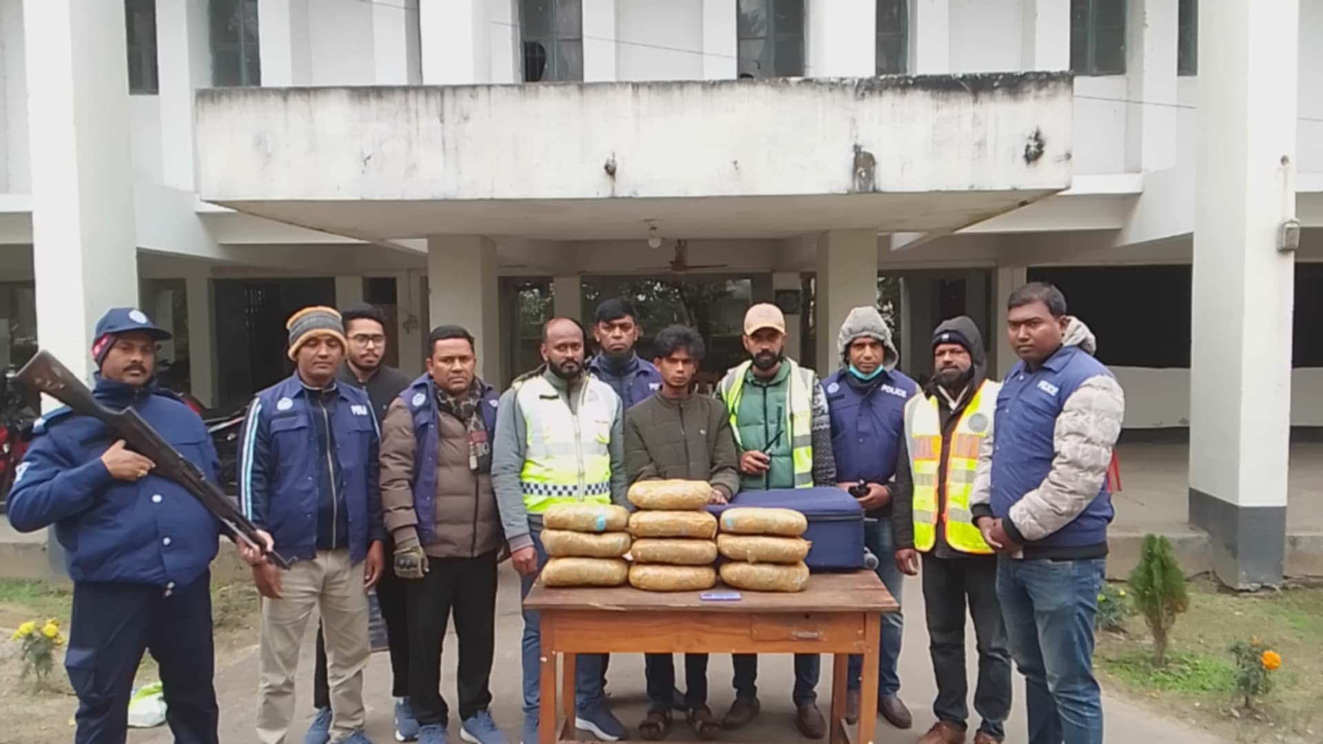 লেধার ভর্তি গাজা নিয়ে যাওয়ার সময় যুবক আটক