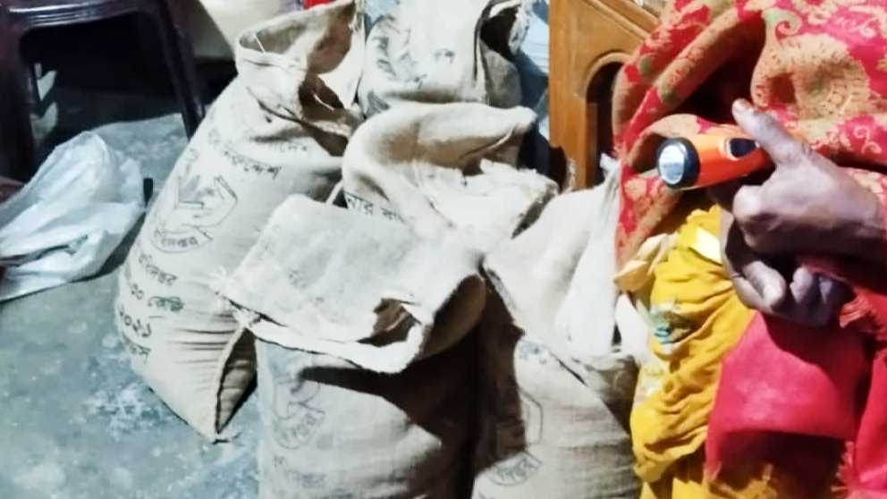 মাছ ব্যবসায়ীর বাড়ি থেকে ভিজিডির চাল আটক, উদ্ধারে আগ্রহ নেই প্রশসানের