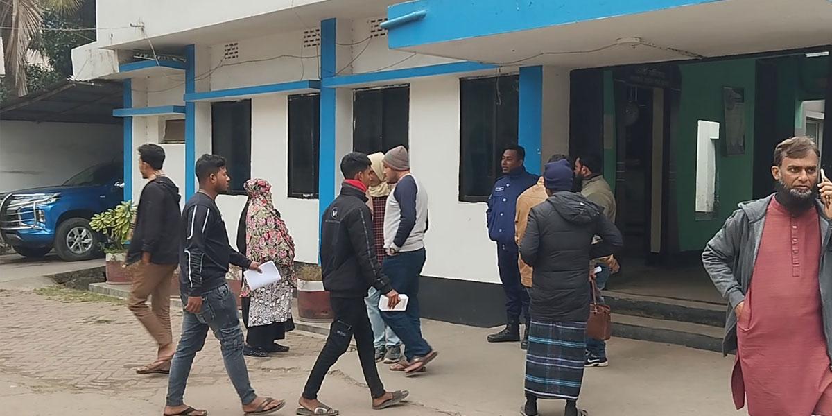 আজহারীর মাহফিলে ৫০০ মোবাইল খোয়া, পদদলিত হয়ে হাসপাতালে ২১