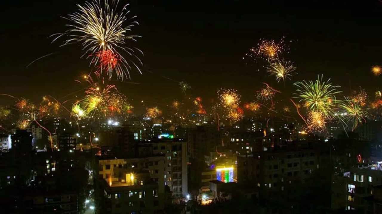 নিষেধাজ্ঞায় থোড়াই কেয়ার বাতাসে বারুদের গন্ধ, পটকা-আতশবাজির বিকট শব্দে কাঁপছে ঢাকা