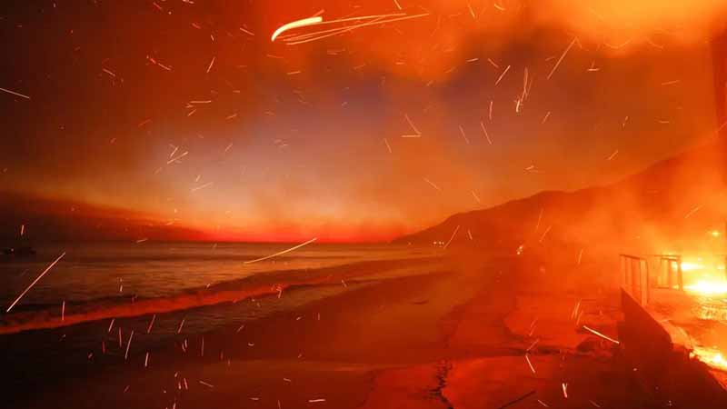 লস অ্যাঞ্জেলেসে দাবানলে কত ঘরবাড়ি পুড়েছে?