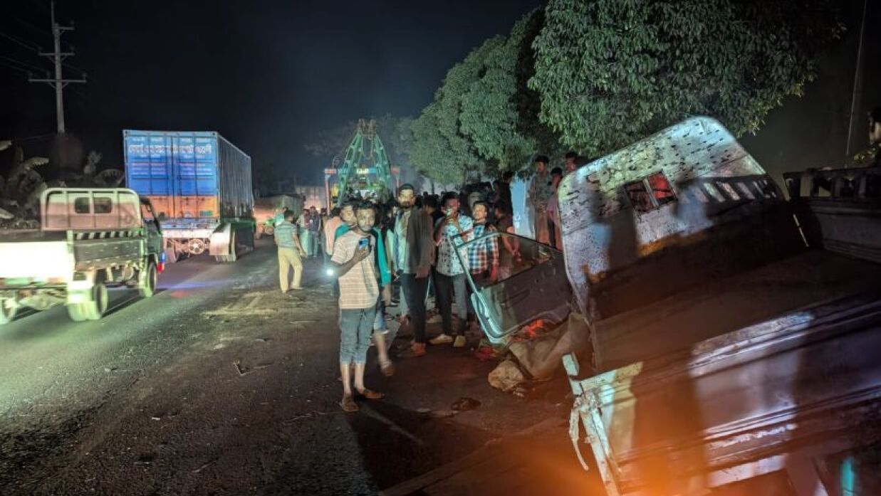 ফেনীতে পিকআপে কাভার্ড ভ্যানের ধাক্কা নিহত বেড়ে ৬