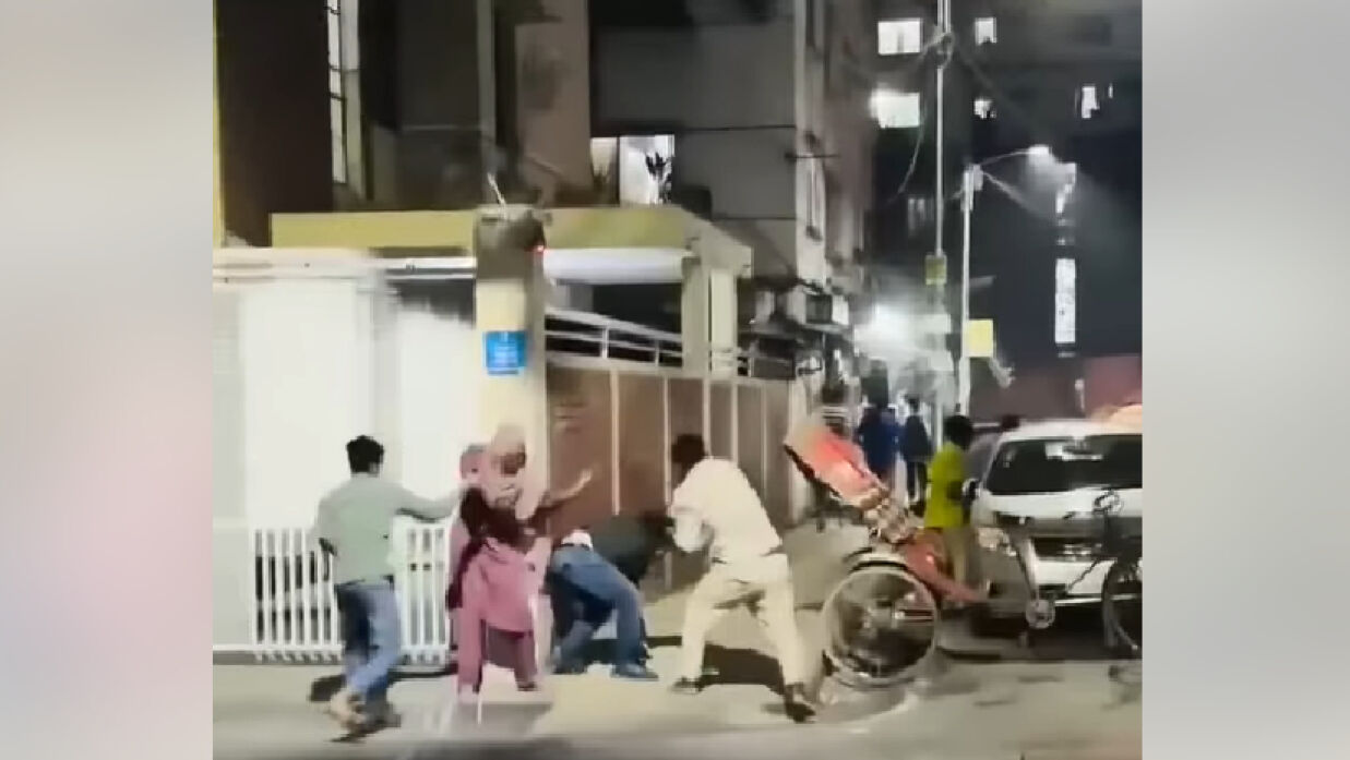 স্বামী-স্ত্রীর উপর হামলা, ধোলাই দিয়ে হামলাকারীদের পুলিশে দিল জনতা