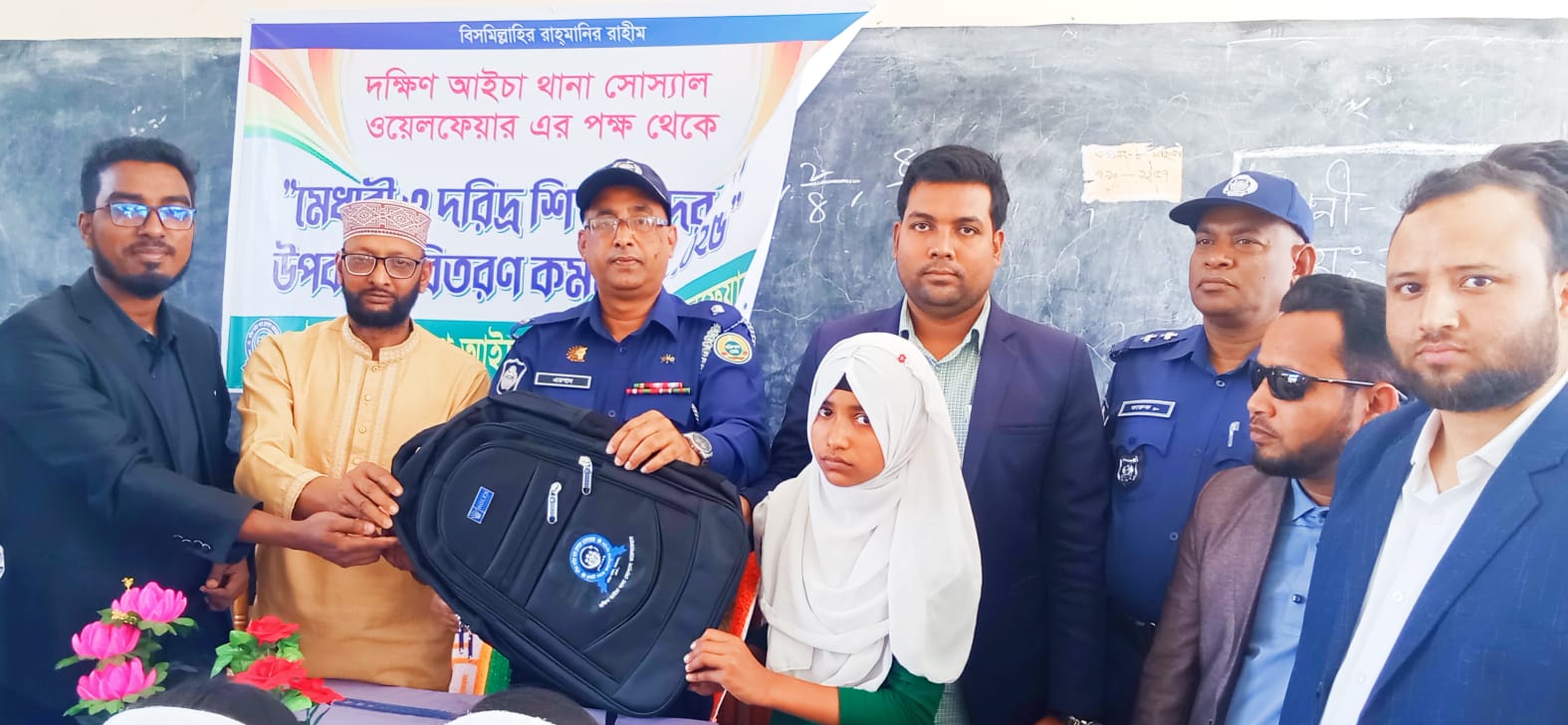 সোস্যাল ওয়েলফেয়ারের পক্ষ থেকে  মেধাবী ও দরিদ্র শিক্ষার্থীদের শিক্ষা উপকরণ বিতরণ