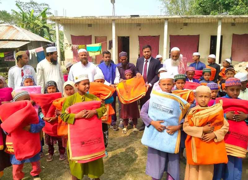বাউফলে অসহায় দুঃস্হ ও শিশু শিক্ষার্থীদের মাঝে শীতবস্ত্র বিতরণ
