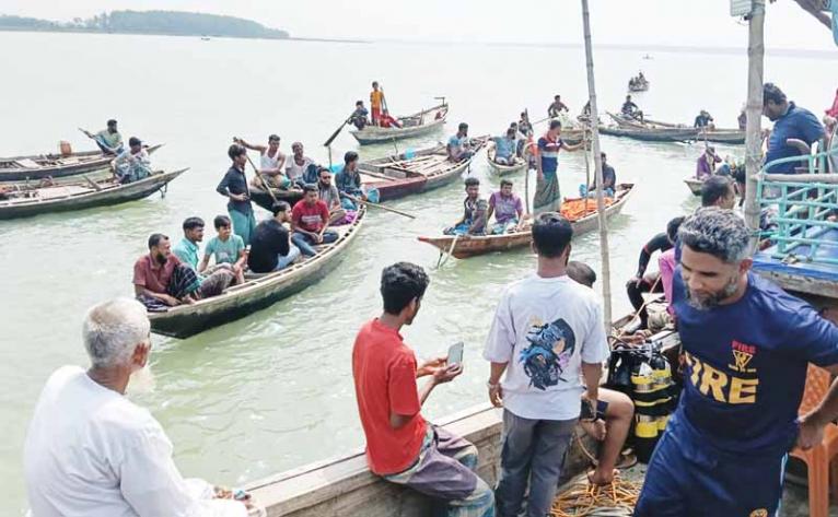 চরফ্যাশনে বাল্কহেডের ধাক্কায় মাছ ধরা নৌকা ডুবি, নিখোঁজ ১