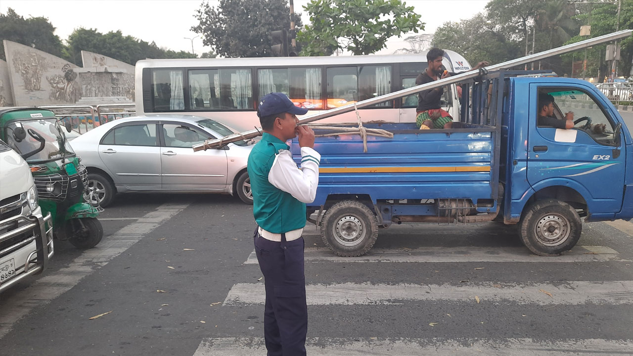 সড়কে দায়িত্ব, সড়কেই ইফতার তাদের