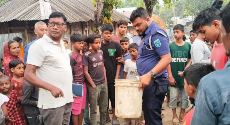 স্বেচ্ছাসেবক দল নেতার বাড়ি থেকে পাঁচটি পেট্রোল বোমা উদ্ধার