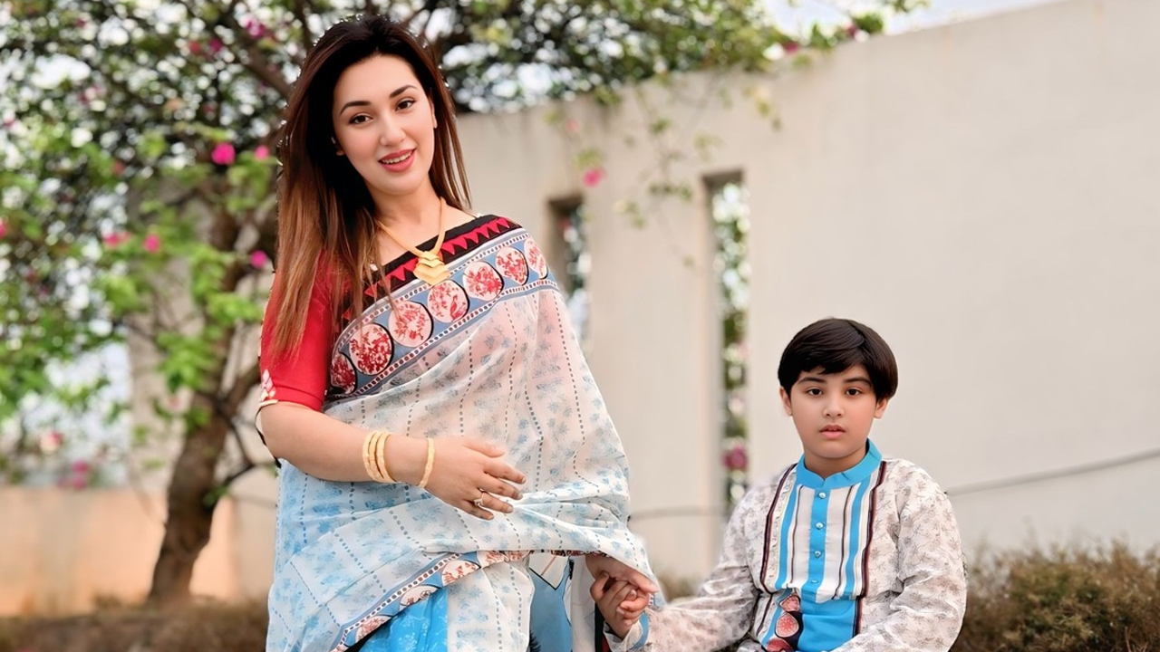 ছেলের সঙ্গে নববর্ষ উদযাপন করলেন অপু বিশ্বাস