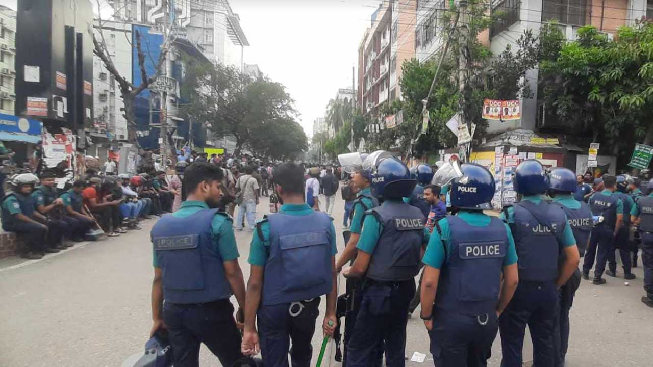 কলেজ শিক্ষার্থীদের সংঘর্ষ : অতিষ্ঠ জনগণ, বিরক্ত পুলিশ