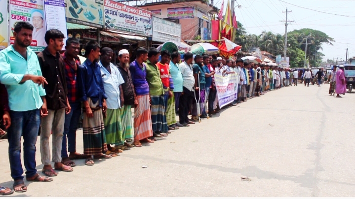 লালমোহনে সিএনজি মালিক ও শ্রমিকদের মানববন্ধন