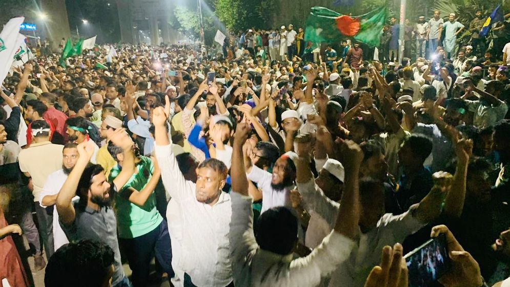 আওয়ামী লীগের কার্যক্রম নিষিদ্ধের ঘোষণায় শাহবাগে উল্লাস