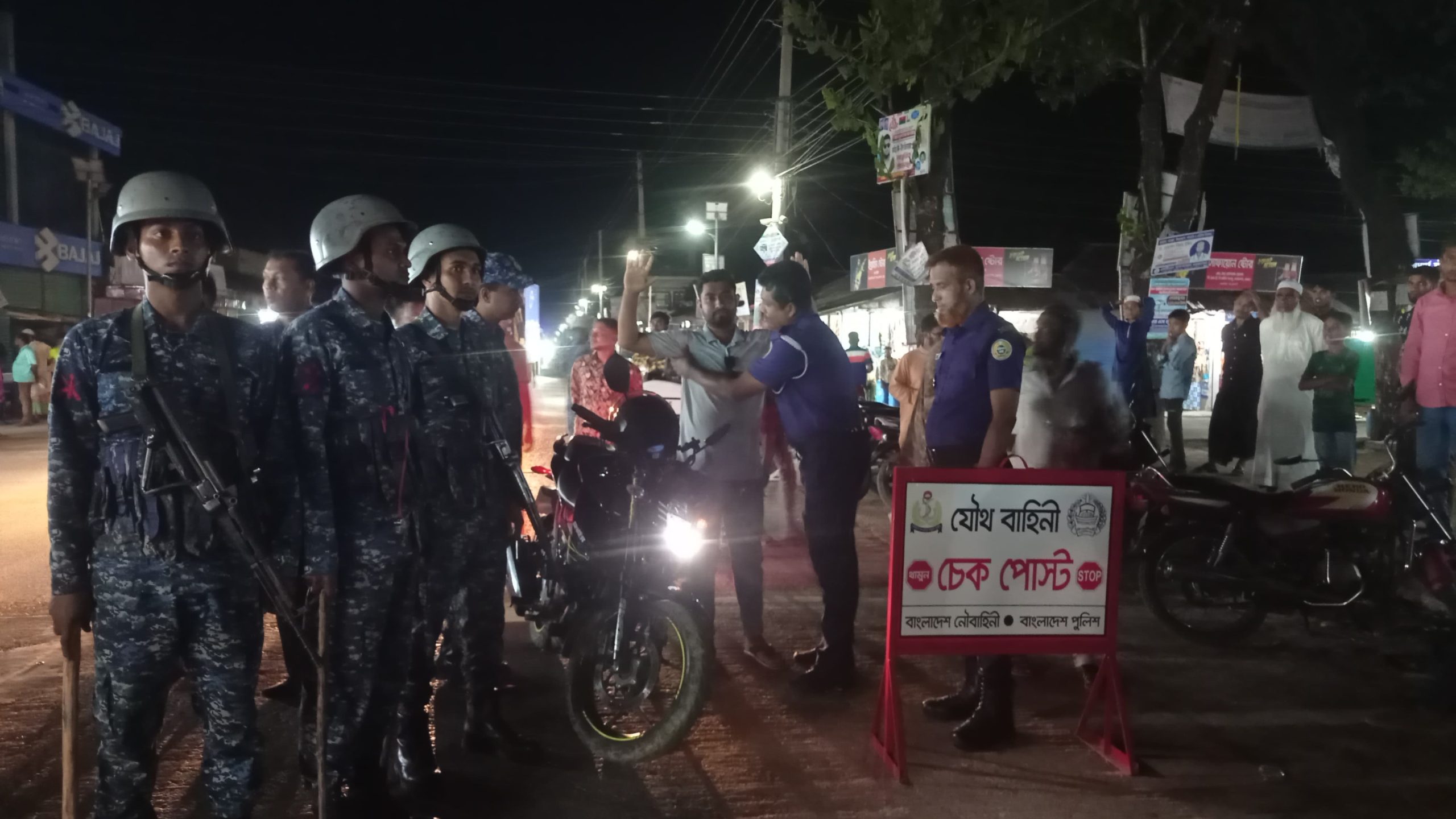 চরফ্যাশনে সড়কে নিরাপত্তা নিশ্চিত করতে যৌথ বাহিনীর অভিযান
