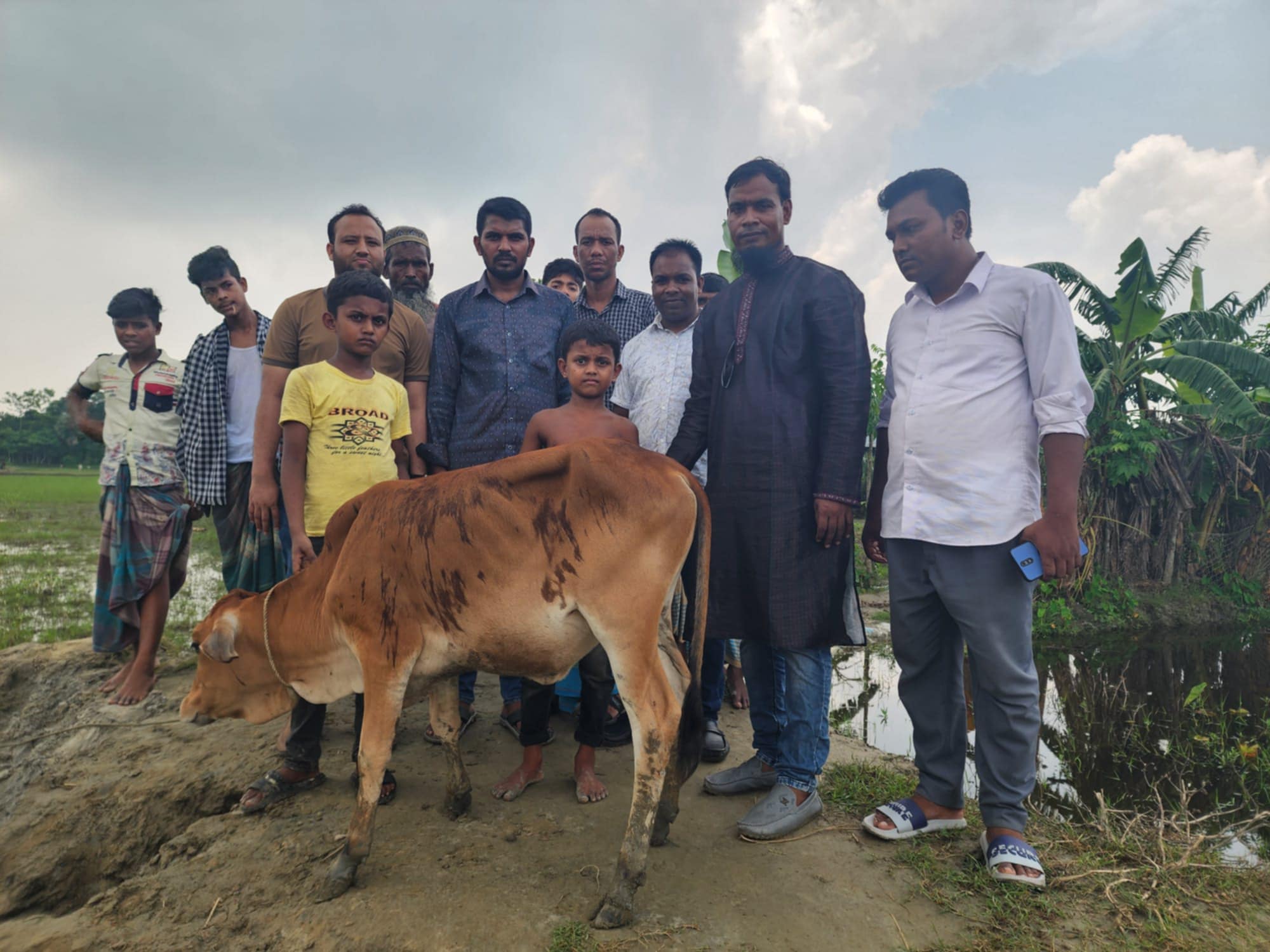 বিদ্যুৎস্পৃষ্টে নিহতর পরিবারকে গরু ও আর্থিক সহায়তা প্রদান