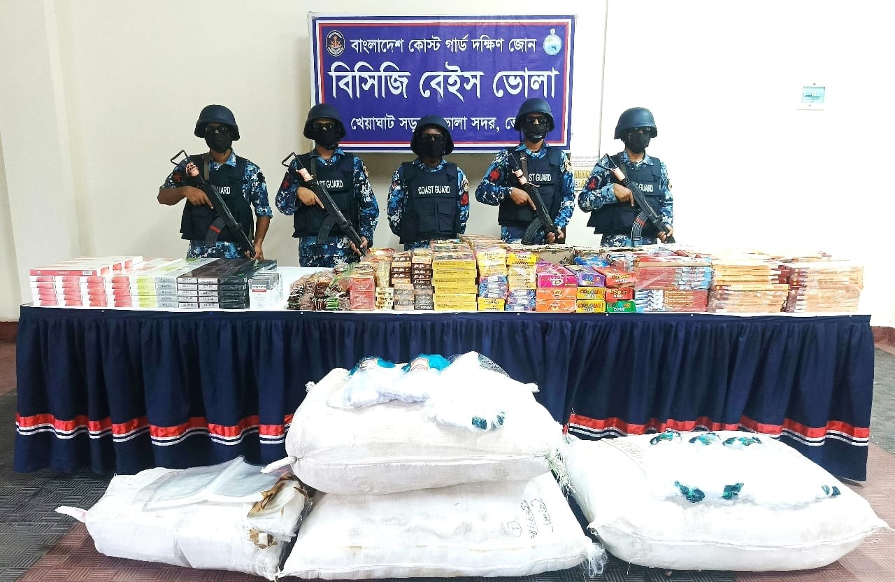 কুরিয়ার সার্ভিসের কার্ভাডভ্যানে মিলল ৭ কোটি টাকার অবৈধ মালামাল
