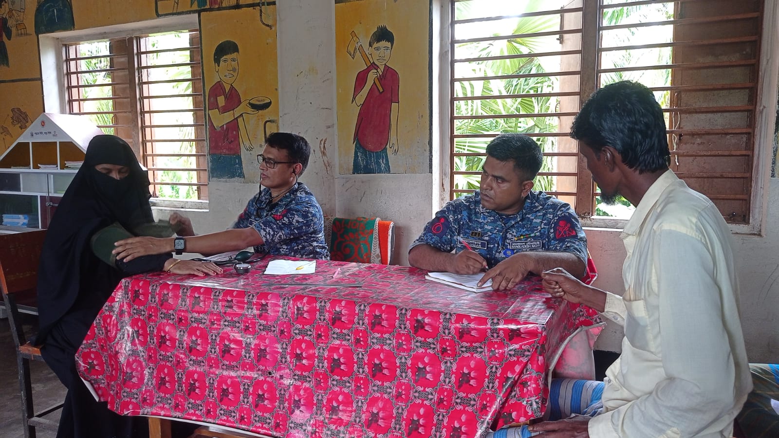 চরফ্যাশনে ৫ শতাধিক মানুষ পেল নৌ-বাহিনীর বিনামূল্যে চিকিৎসা সেবা