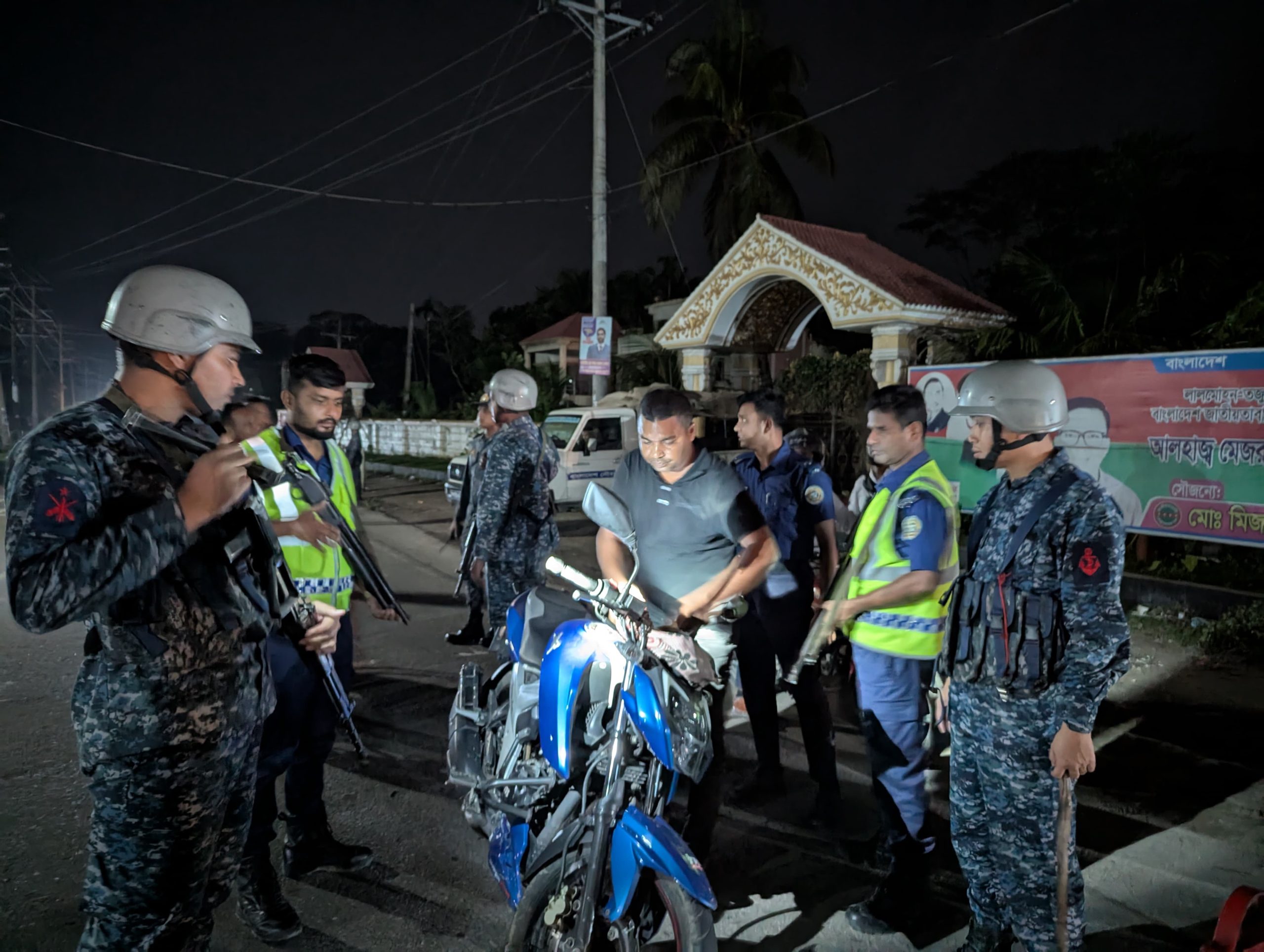 লালমোহনে সড়ক নিরাপত্তায় যৌথ বাহিনীর বিশেষ অভিযান