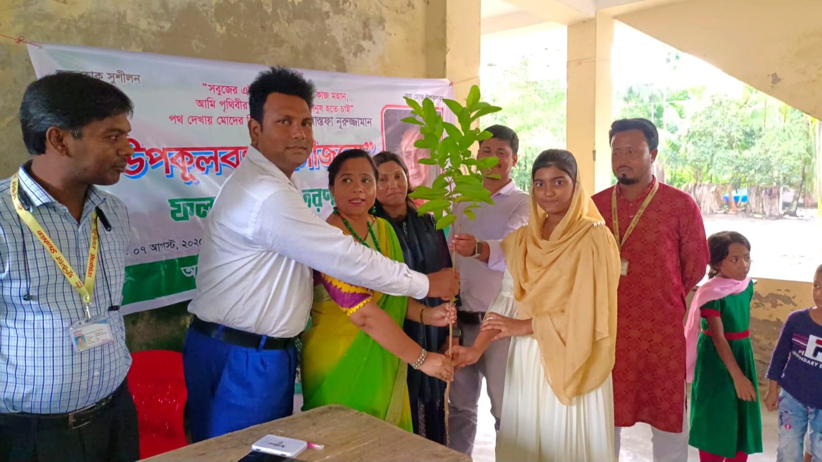 চরফ্যাশনে বৃক্ষরোপণ কর্মসূচি: একশত পরিবারের মাঝে চারা বিতরণ