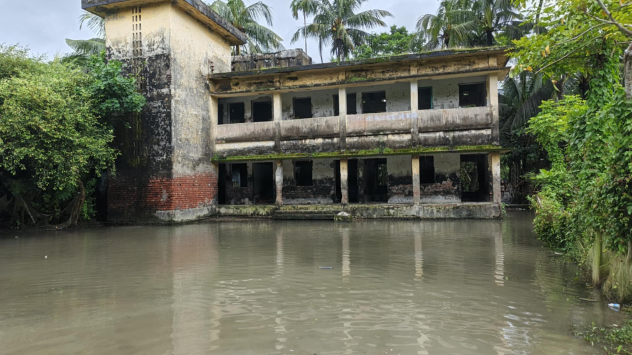 ১৭ বছরেও উন্নয়নের ছোঁয়া নেই দৌলতপুরে, ৬ মাস জলাবদ্ধতায় ভোগান্তি গ্রামবাসীর