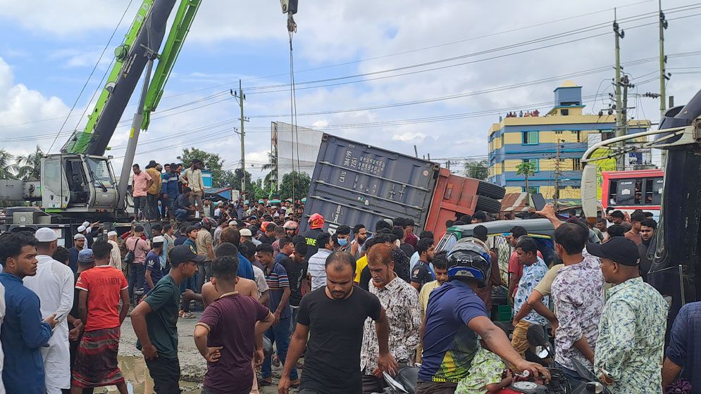 প্রাইভেটকারে কাভার্ডভ্যানের ধাক্কা, একই পরিবারের ৪ জন নিহত