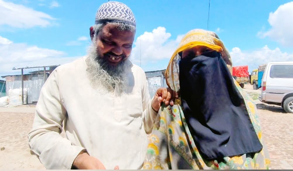 ভালবেসে দৃষ্টিপ্রতিবন্ধী স্বামীকে আঁকড়ে ধরে আছেন স্ত্রী বিউটি