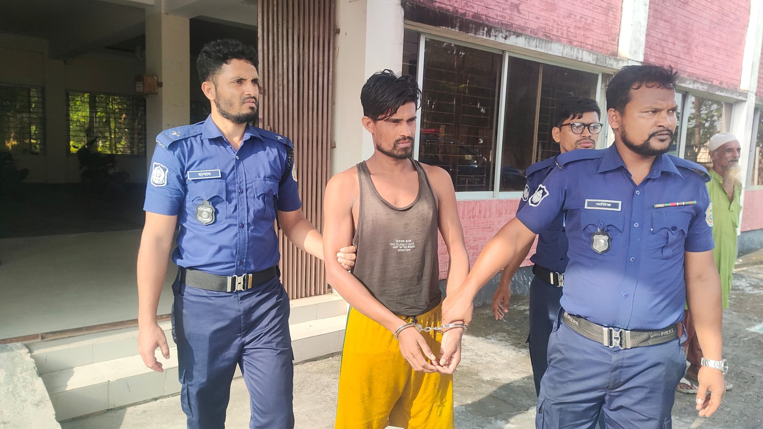 চরফ্যাশনে জেলেরা আটক করলো জলদস্যু, যৌথবাহিনীর কাছে হস্তান্তর