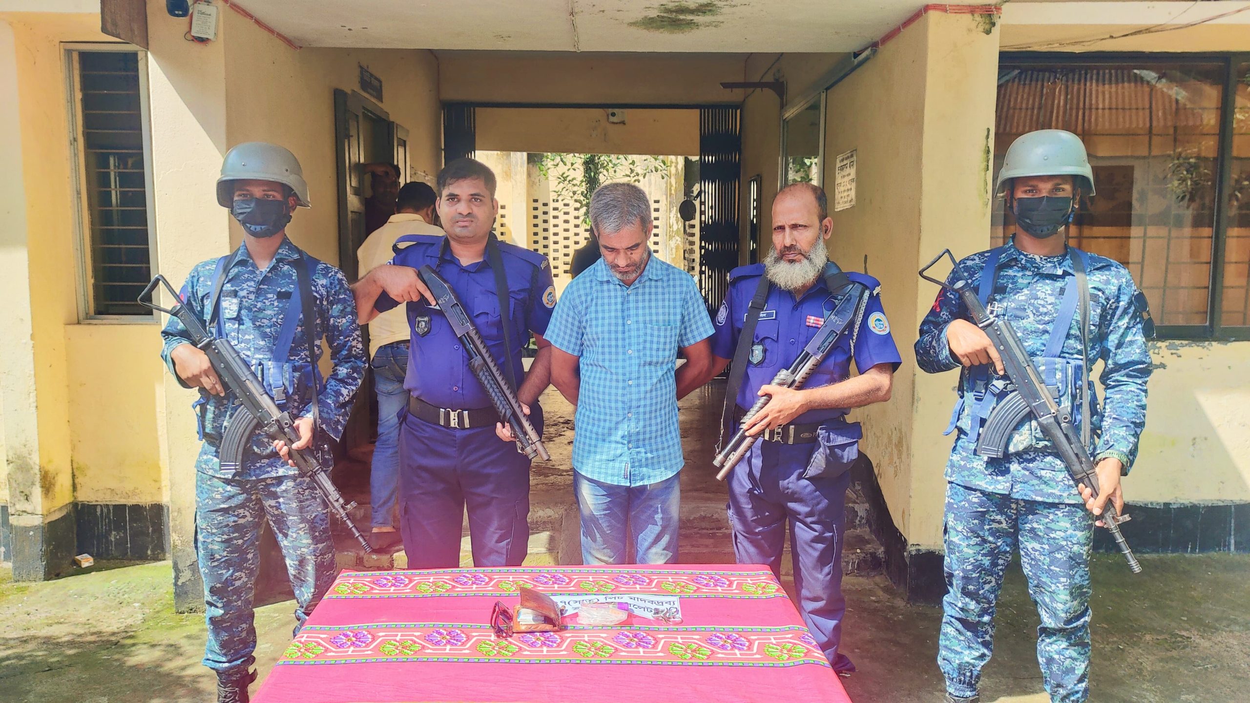 চরফ্যাশনে যৌথবাহিনীর অভিযানে ইয়াবাসহ যুবক আটক