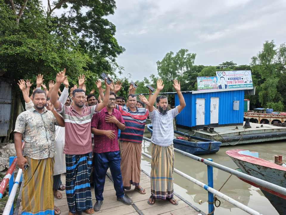চরফ্যাশনে লঞ্চ ঘাটে অতিরিক্ত টোল আদায়ের অভিযোগে বিক্ষোভ