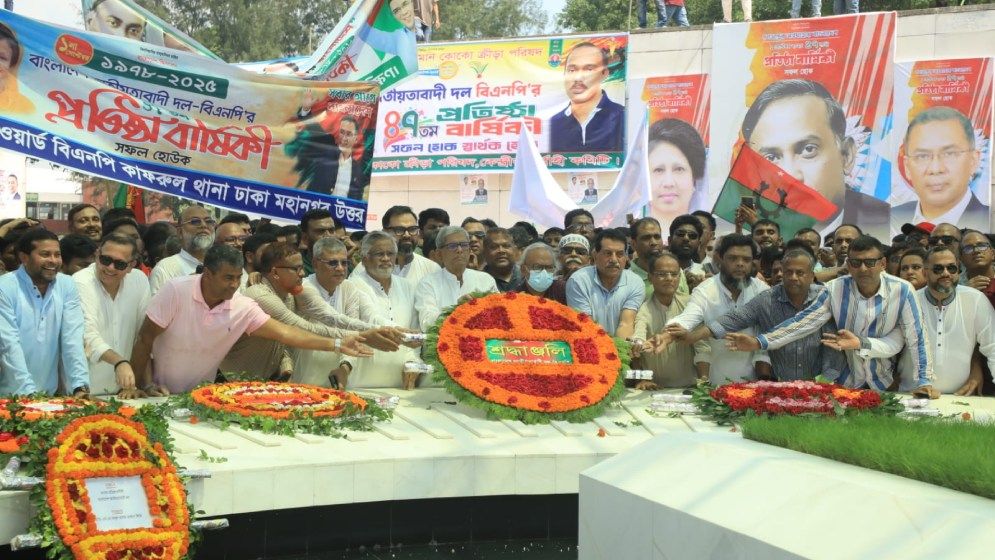 বিএনপির প্রতিষ্ঠাবার্ষিকীতে জিয়াউর রহমানের সমাধিতে শ্রদ্ধা নিবেদন