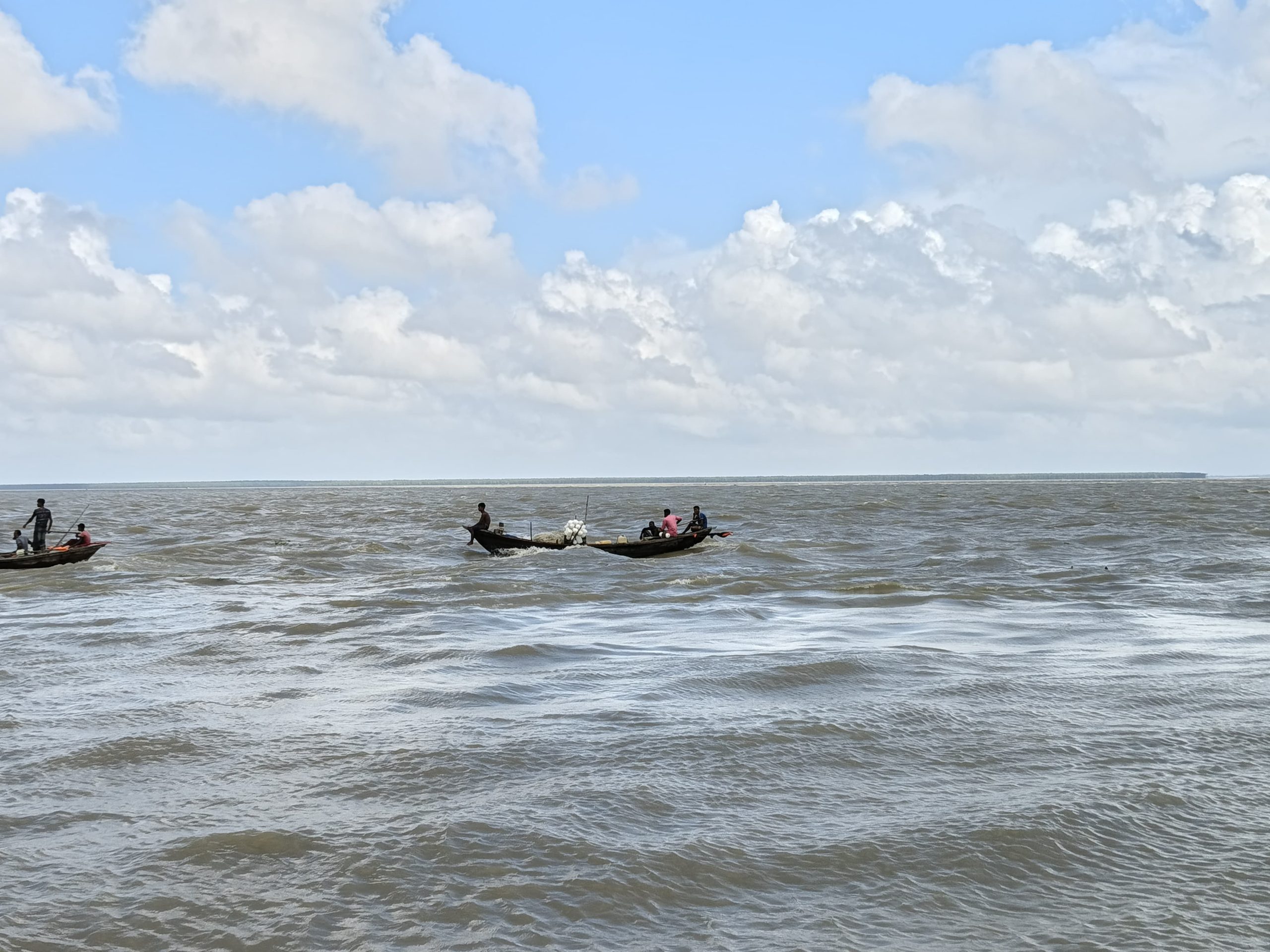 ইলিশ আহরণে ২২ দিনের নিষেধাজ্ঞা, শূন্য হাতে ঘাটে ফিরলেন জেলেরা