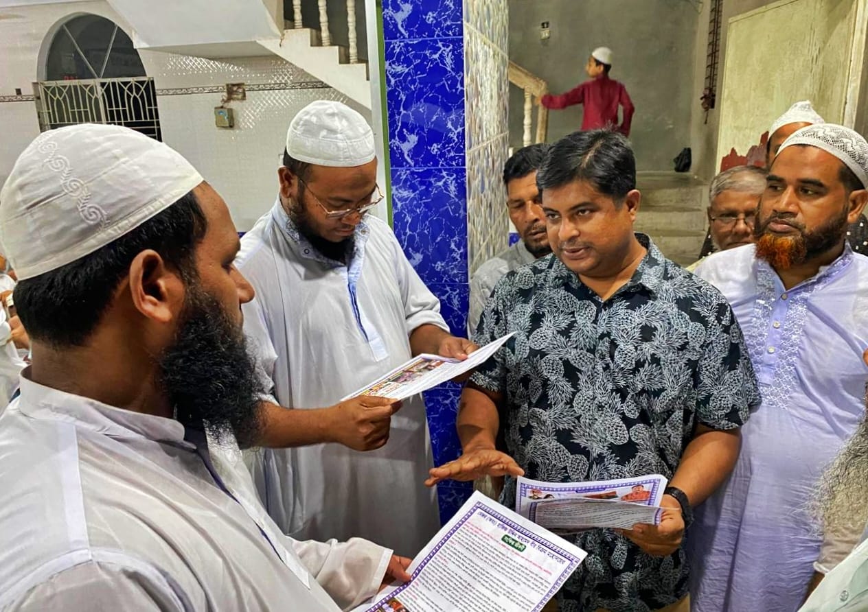 লালমোহনে ব্যবসায়ী সমিতির পক্ষ থেকে ধানের শীষের ভোট চেয়ে লিফলেট বিতরণ ও গণসংযোগ