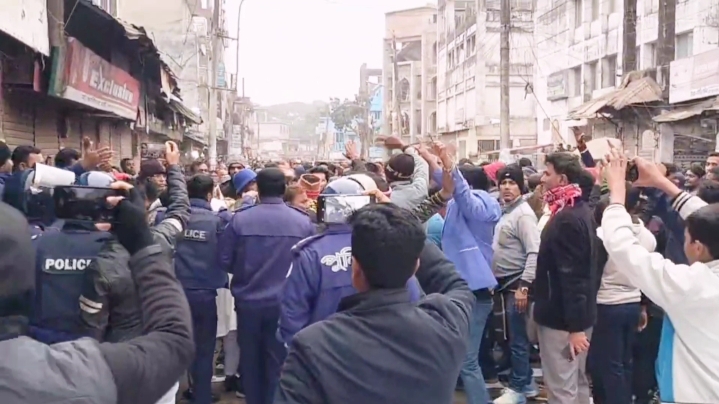 ভোলায় বিএনপির বিক্ষোভ মিছিলে ককটেল বিস্ফোরণ, বিজেপি কার্যালয়ে হামলা