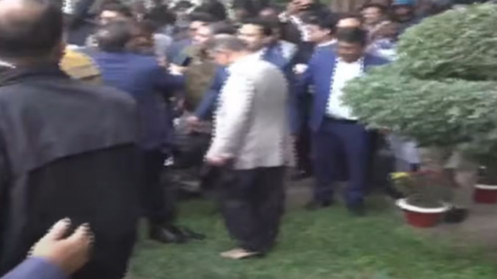 মাতৃভূমির মাটি ছুঁয়ে দেখলেন তারেক রহমান