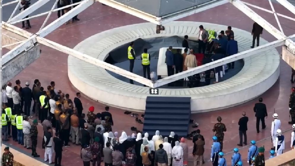 খালেদা জিয়ার দাফন সম্পন্ন