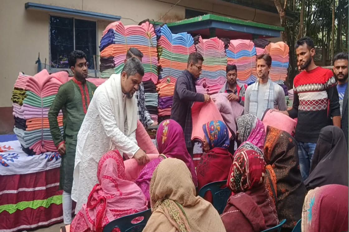 বাউফলে দুস্থদের মাঝে কম্বল বিতরণ