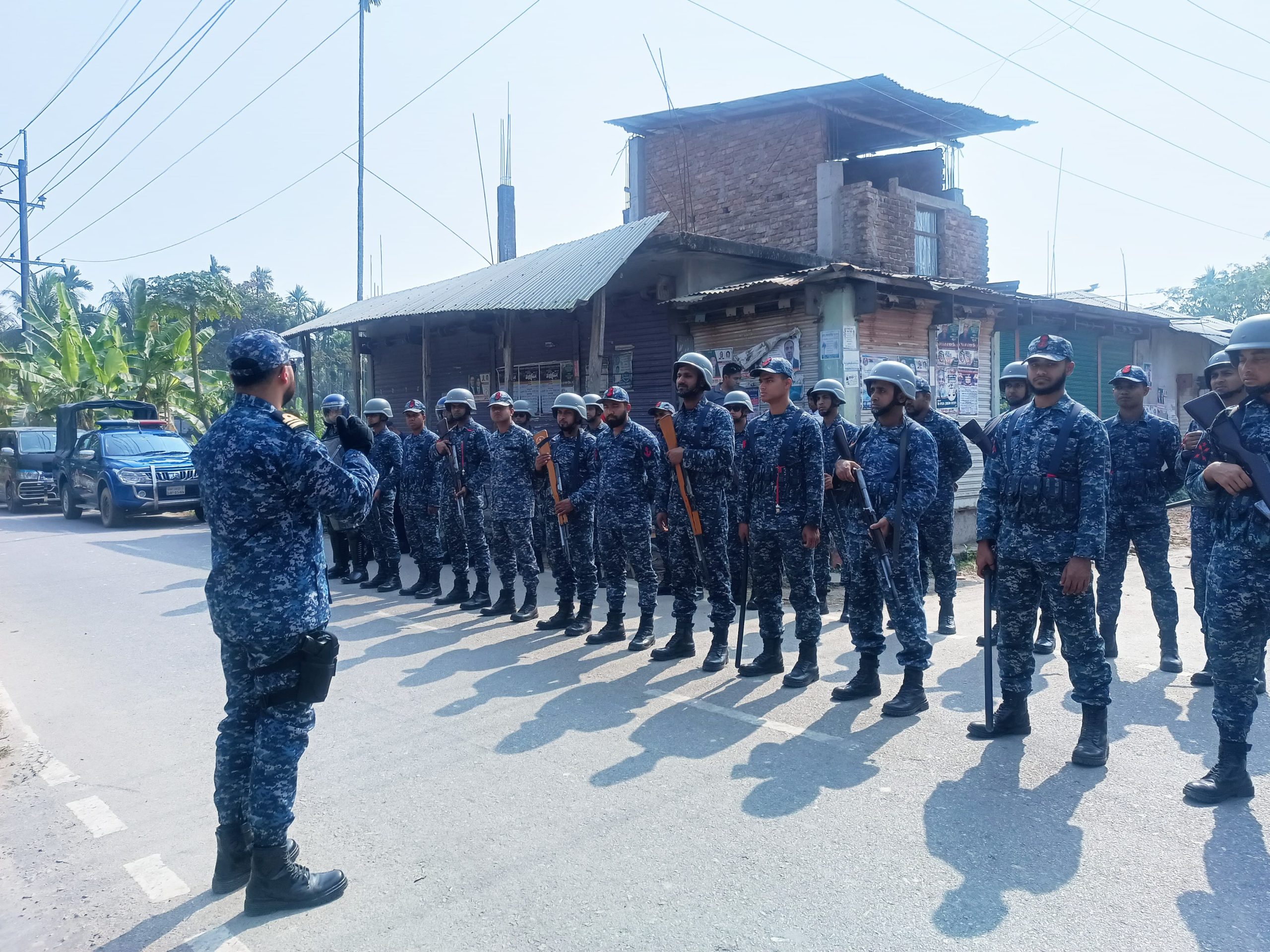 চরফ্যাশনের দুলারহাটে নৌবাহিনী–পুলিশের যৌথ ফুট পেট্রোলিং