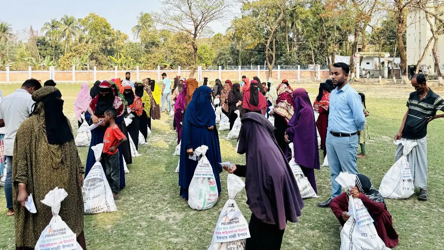 দৌলতখানে ‘নির্ভর ফাউন্ডেশন’ এর ইফতার সামগ্রী পেল অর্ধশতাধিক পরিবার