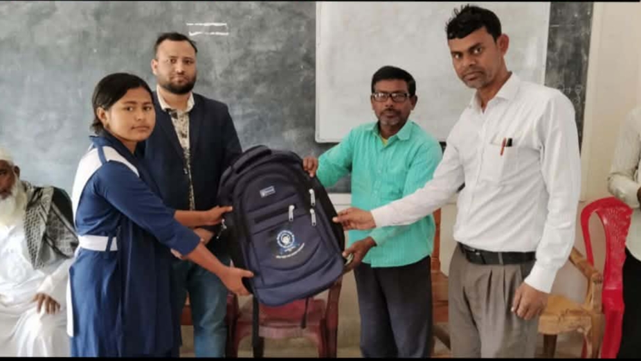 চর কুকরী-মুকরীতে মেধাবী শিক্ষার্থীদের মাঝে শিক্ষা উপকরণ বিতরণ ও ক্যারিয়ার সেমিনার