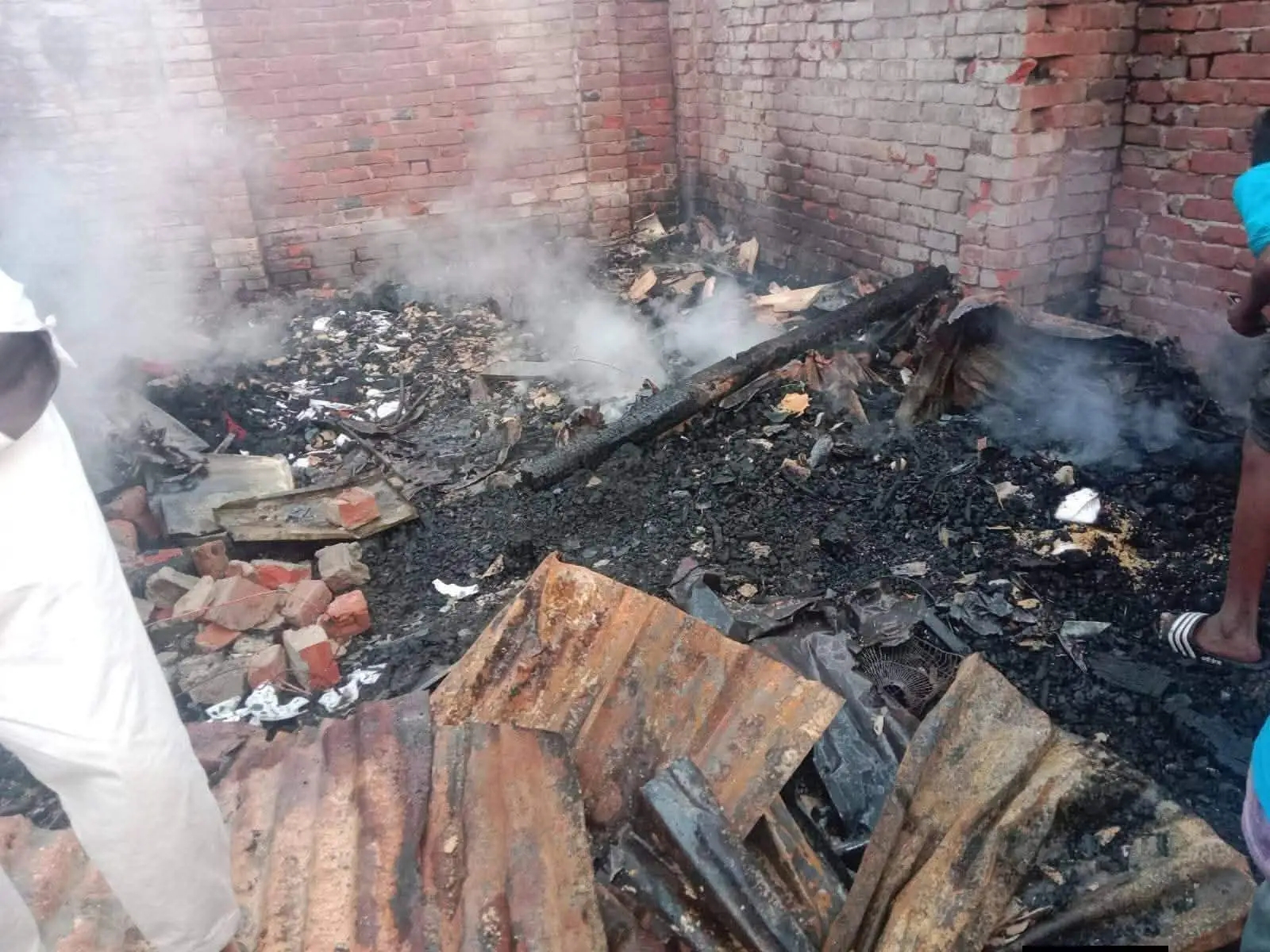 বাউফলে ভয়াবহ অগ্নিকাণ্ডে ক্ষতিগ্রস্ত ১১ টি পরিবার