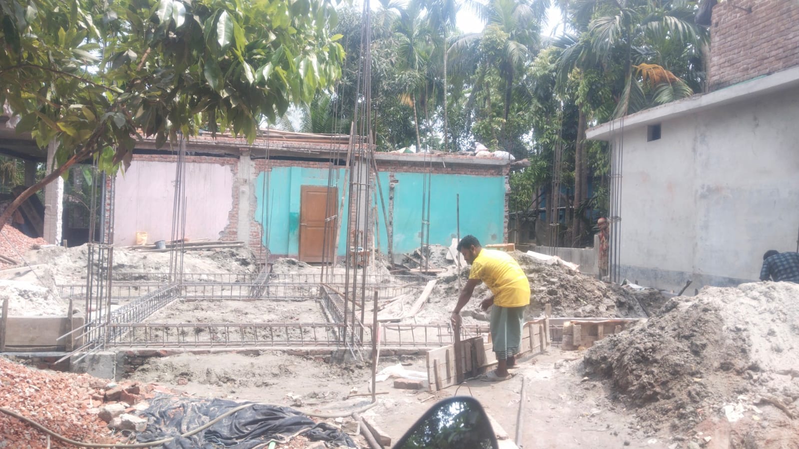 লালমোহনে আদালতের নিষেধাজ্ঞা অমান্য করে জমিতে ঘর উত্তলন